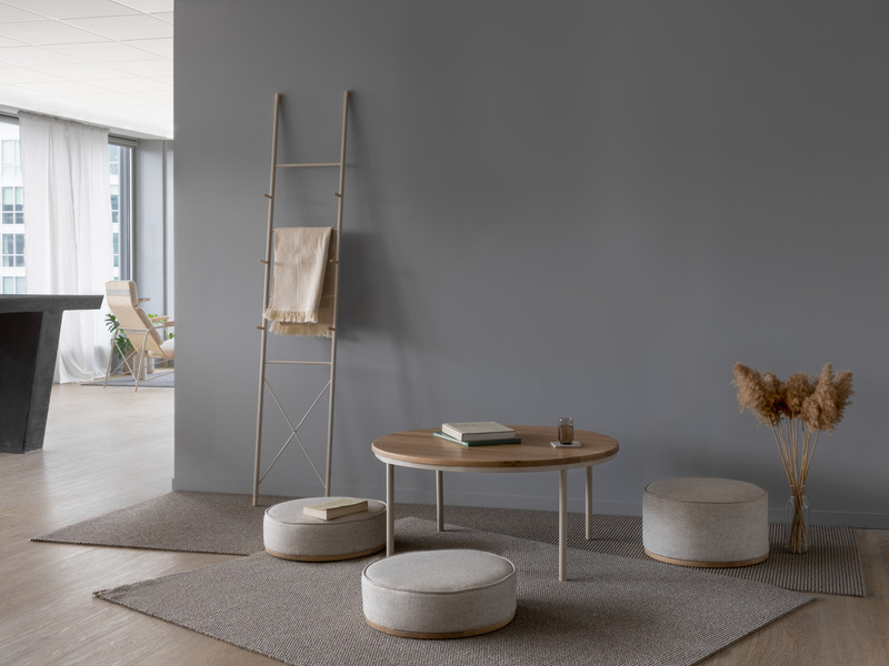 Dossier de presse | 3941-03 - Communiqué de presse | Alphabet lance une nouvelle collection pour le printemps - Alphabet - Produit - Ottoman Archipel + Table de salon Archipel + échelle de rangement - Crédit photo : Crédit photo : Gabriel DeRossi