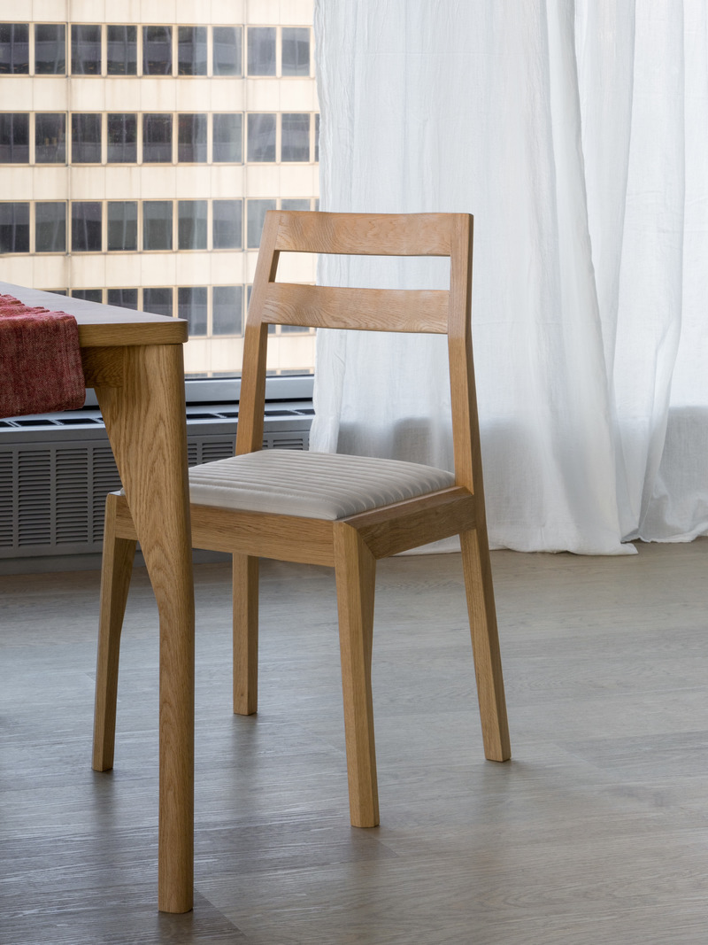 Dossier de presse | 3941-03 - Communiqué de presse | Alphabet lance une nouvelle collection pour le printemps - Alphabet - Produit - Chaise Serra + Table Serra - Crédit photo : Crédit photo : Gabriel DeRossi