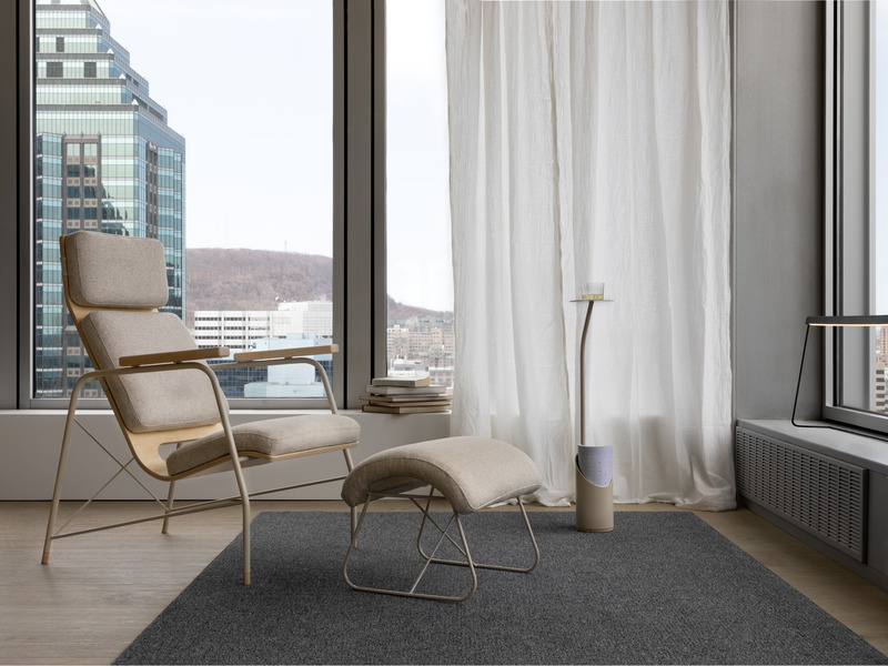 Dossier de presse | 3941-03 - Communiqué de presse | Alphabet lance une nouvelle collection pour le printemps - Alphabet - Produit - Fauteuil Nocturne + repose-pieds Nocturne + table Dimanche - Crédit photo : Crédit photo : Gabriel DeRossi