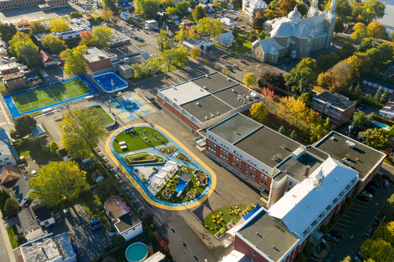 Press kit | 1299-06 - Press release | Collège Saint-Paul: Bringing the Indoor Outdoors - Taktik design - Institutional Architecture - <pre>The courtyard and the surrounding area</pre> - Photo credit: Maxime Brouillet