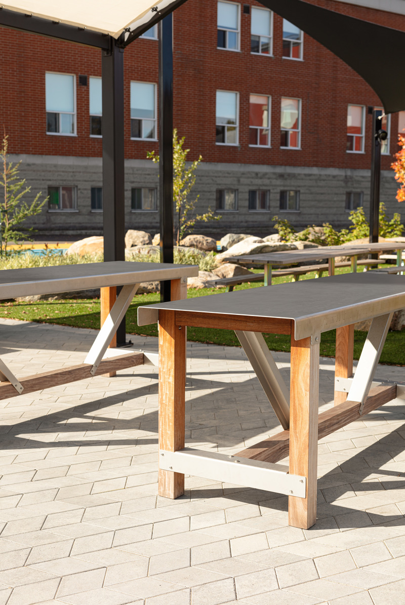Press kit | 1299-06 - Press release | Collège Saint-Paul: Bringing the Indoor Outdoors - Taktik design - Institutional Architecture - Custom island tables - Photo credit: Maxime Brouillet