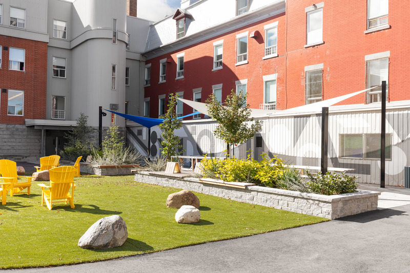 Press kit | 1299-06 - Press release | Collège Saint-Paul: Bringing the Indoor Outdoors - Taktik design - Institutional Architecture - Lounge area - Photo credit: Maxime Brouillet