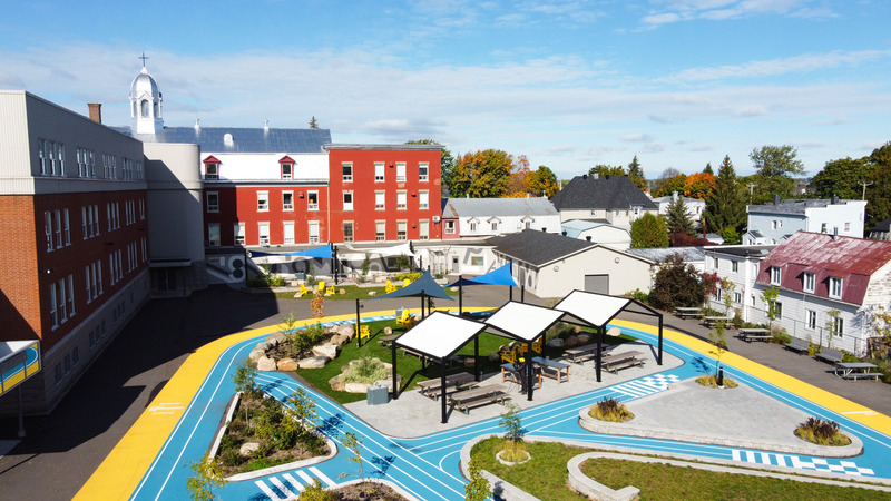 Press kit | 1299-06 - Press release | Collège Saint-Paul: Bringing the Indoor Outdoors - Taktik design - Institutional Architecture - <pre>View of the central area</pre> - Photo credit: Maxime Brouillet