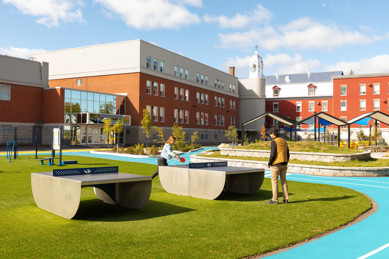 Press kit | 1299-06 - Press release | Collège Saint-Paul: Bringing the Indoor Outdoors - Taktik design - Institutional Architecture - <pre>Entertainment area</pre> - Photo credit: Maxime Brouillet