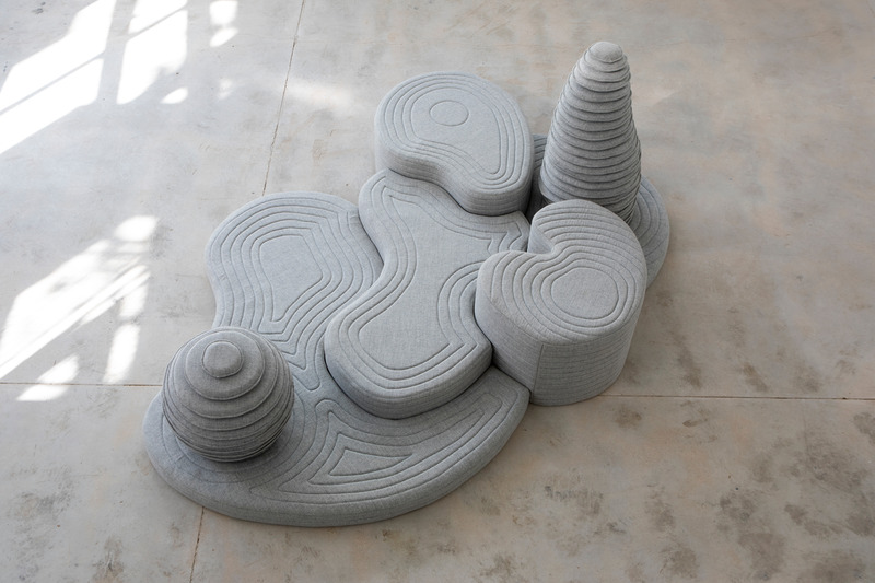 Dossier de presse | 3671-02 - Communiqué de presse | Sarit Shani Hay Installs Playful Landscape of Soft Creatures For New Exhibition at Design Museum Holon - Sarit Shani Hay Design Studio - Évènement + Exposition - Island-Tel Aviv Biannale-Eretz Israel Museum - Sarit Shani Hay - Crédit photo : Roni Cnaani