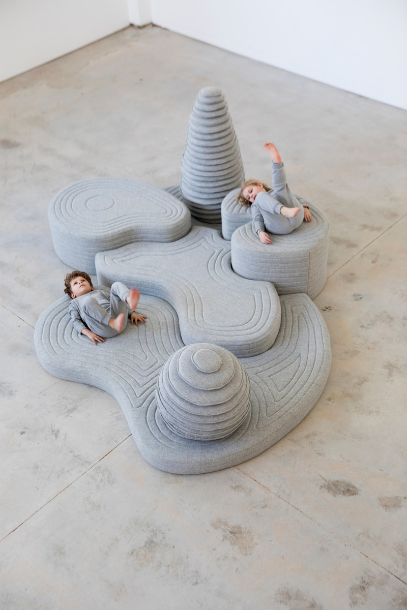 Dossier de presse | 3671-02 - Communiqué de presse | Sarit Shani Hay Installs Playful Landscape of Soft Creatures For New Exhibition at Design Museum Holon - Sarit Shani Hay Design Studio - Évènement + Exposition - Island-Tel Aviv Biannale-Eretz Israel Museum - Sarit Shani Hay - Crédit photo : Roni Cnaani