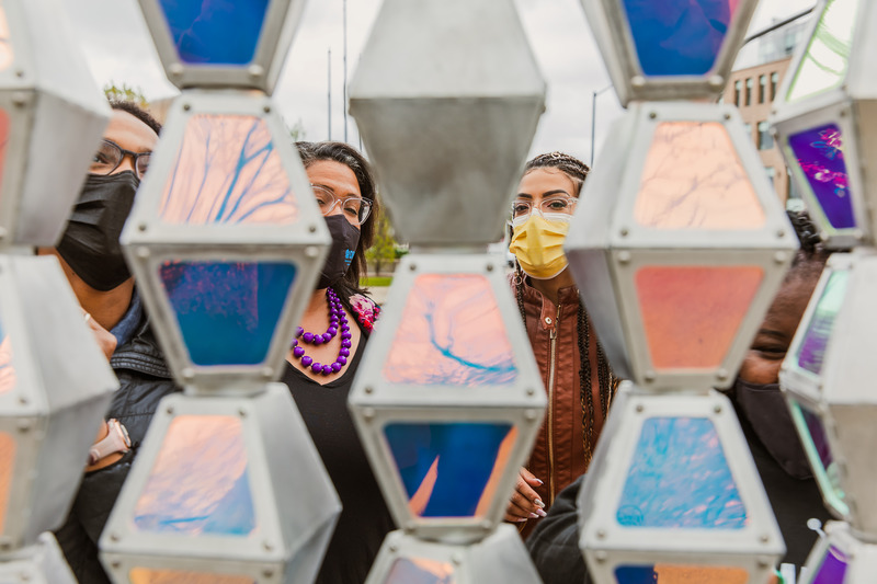 Press kit | 5595-02 - Press release | Ripple - The Urban Conga - Urban Design - The piece comes to life through the reflection and refraction of it's surrounding environment.  - Photo credit: Savannah Lauren