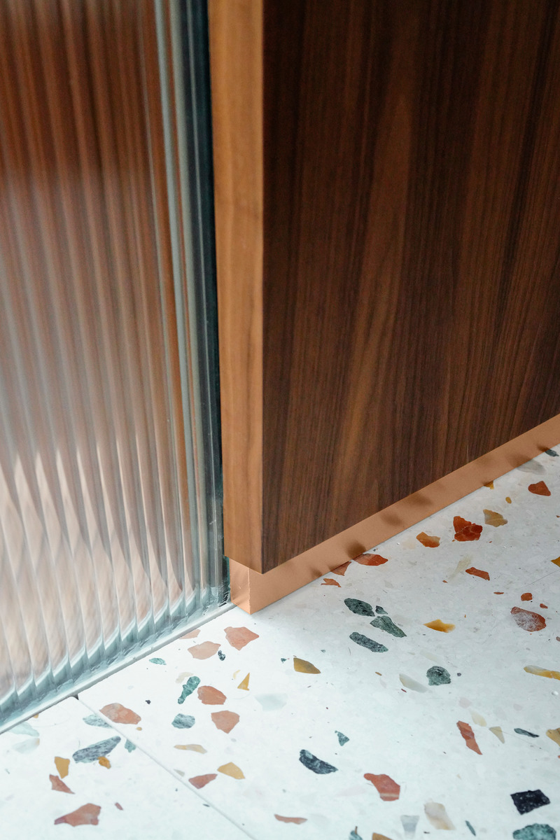 Dossier de presse | 5554-02 - Communiqué de presse | Résidence Garnier - Dupont Blouin architectes - Design d’intérieur résidentiel - Détail de plinthe en cuivre  - Crédit photo : Olivier Blouin