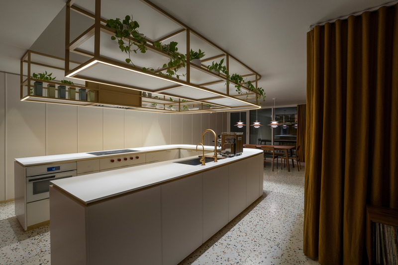Dossier de presse | 5554-02 - Communiqué de presse | Résidence Garnier - Dupont Blouin architectes - Design d’intérieur résidentiel - Ambiance de soirée - Crédit photo : Olivier Blouin