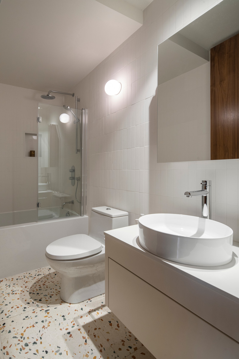 Dossier de presse | 5554-02 - Communiqué de presse | Résidence Garnier - Dupont Blouin architectes - Design d’intérieur résidentiel - Salle de bain des enfants - Crédit photo : Olivier Blouin
