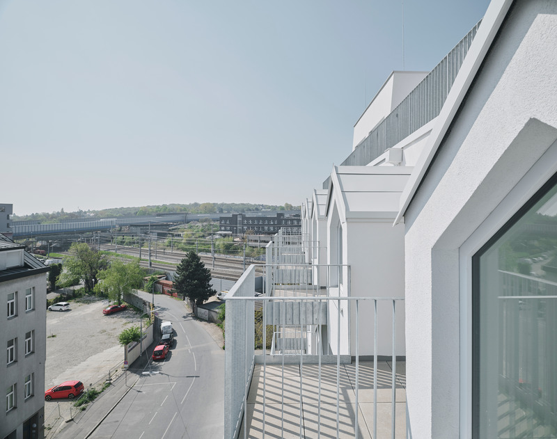 Dossier de presse | 3048-02 - Communiqué de presse | Gudrun Business Apartments - BFA x KLK - Architecture résidentielle - Pitched roof oriel and private balcony - Crédit photo : David Schreyer