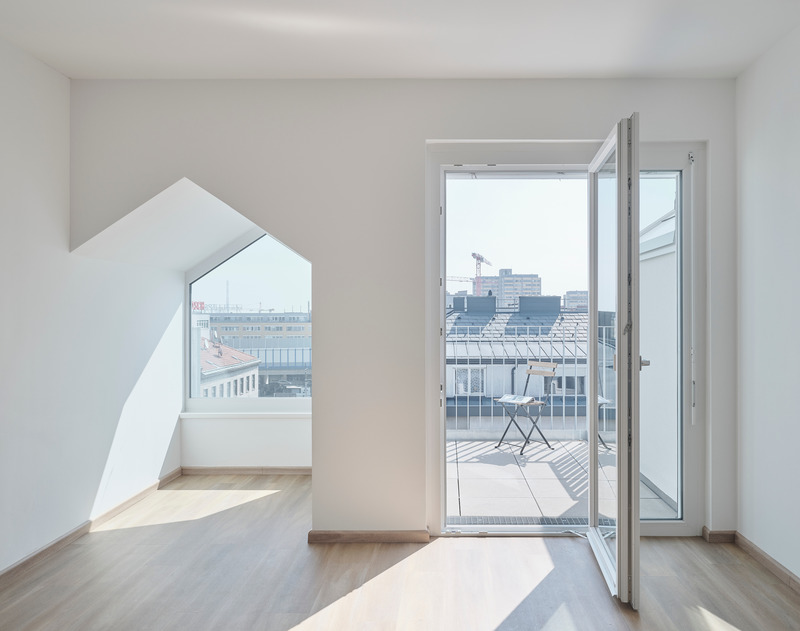 Dossier de presse | 3048-02 - Communiqué de presse | Gudrun Business Apartments - BFA x KLK - Architecture résidentielle - Pitched roof oriel and private balcony - Crédit photo : David Schreyer