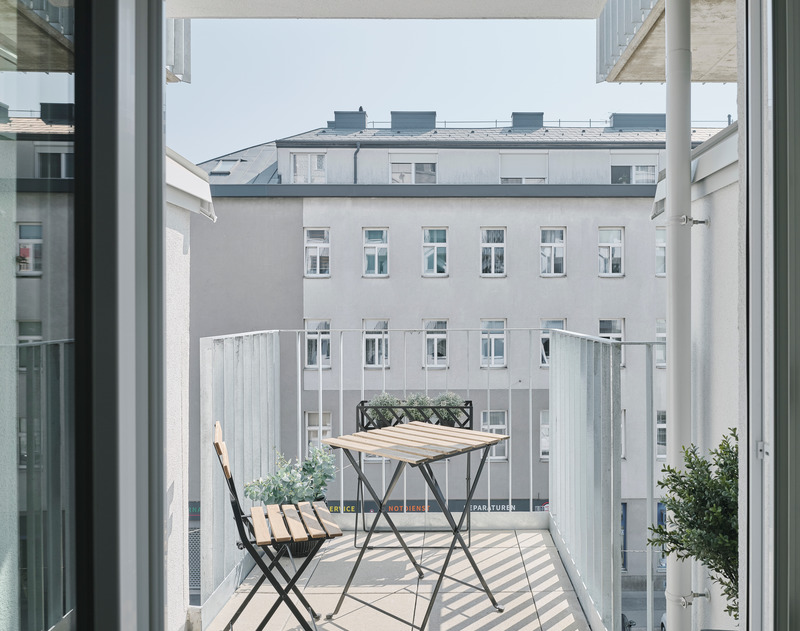 Dossier de presse | 3048-02 - Communiqué de presse | Gudrun Business Apartments - BFA x KLK - Architecture résidentielle - Each apartment features a private balcony - Crédit photo : David Schreyer