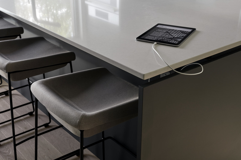 Press kit | 5615-01 - Press release | 19-055 Renovation C+G - DESK architectes - Residential Architecture - Island kitchen detail - Photo credit: Maxime Brouillet