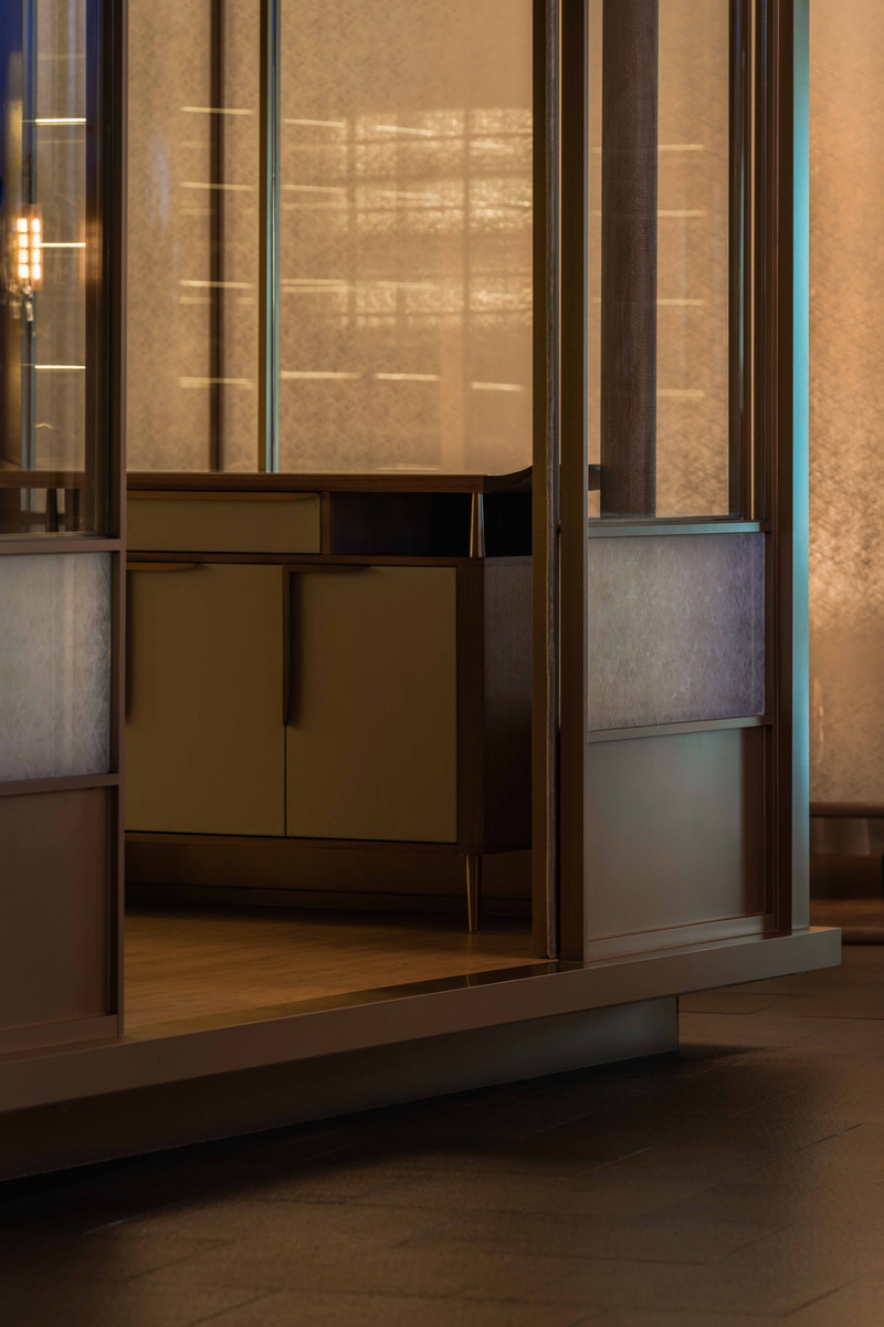 Dossier de presse | 5588-02 - Communiqué de presse | XU JI Seafood Restaurant (Land Kylin) - Daxiang Design Studio - Design d’intérieur commercial - Detail of the golden wine house - Crédit photo : ©️Chuan He