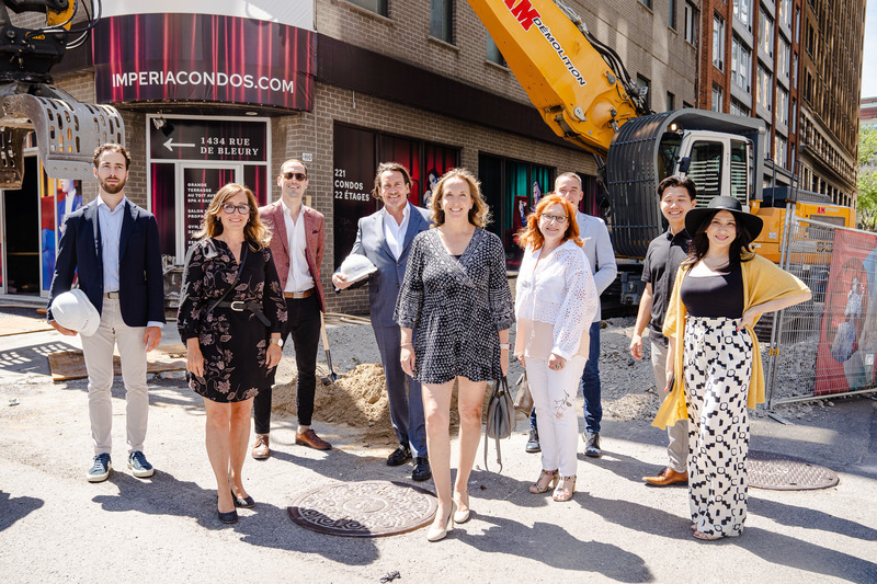 Dossier de presse | 2056-08 - Communiqué de presse | Imperia Condominiums - Cogir Immobilier - Immobilier - Pierre-Karl Péladeau entouré de membres de Cogir Immobilier et McGill Immobilier - Crédit photo : Cogir Immobilier
