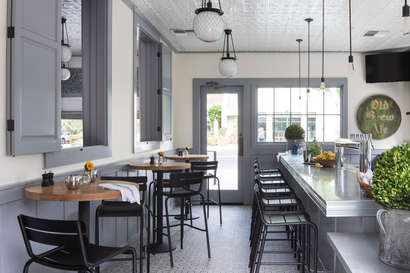 Dossier de presse | 2757-24 - Communiqué de presse | Napa-Based Hawkins Interiors Makes Its Mark on the California Wine Country With Recent Hospitality Works - Hawkins Interiors - Design d’intérieur commercial - Calistoga Restaurant &amp; Brewery: Hawkins Interiors designed the bar to flow seamlessly from the main dining space, while also allowing for an appropriate sense of separation. - Crédit photo : Photography by Tubay Yabut