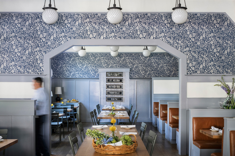 Dossier de presse | 2757-24 - Communiqué de presse | Napa-Based Hawkins Interiors Makes Its Mark on the California Wine Country With Recent Hospitality Works - Hawkins Interiors - Design d’intérieur commercial - Calistoga Restaurant &amp; Brewery: For the remodel of this 2,500 square foot restaurant and bar, Hawkins Interiors created a casual vibe with classic design elements.  - Crédit photo : Photography by Tubay Yabut