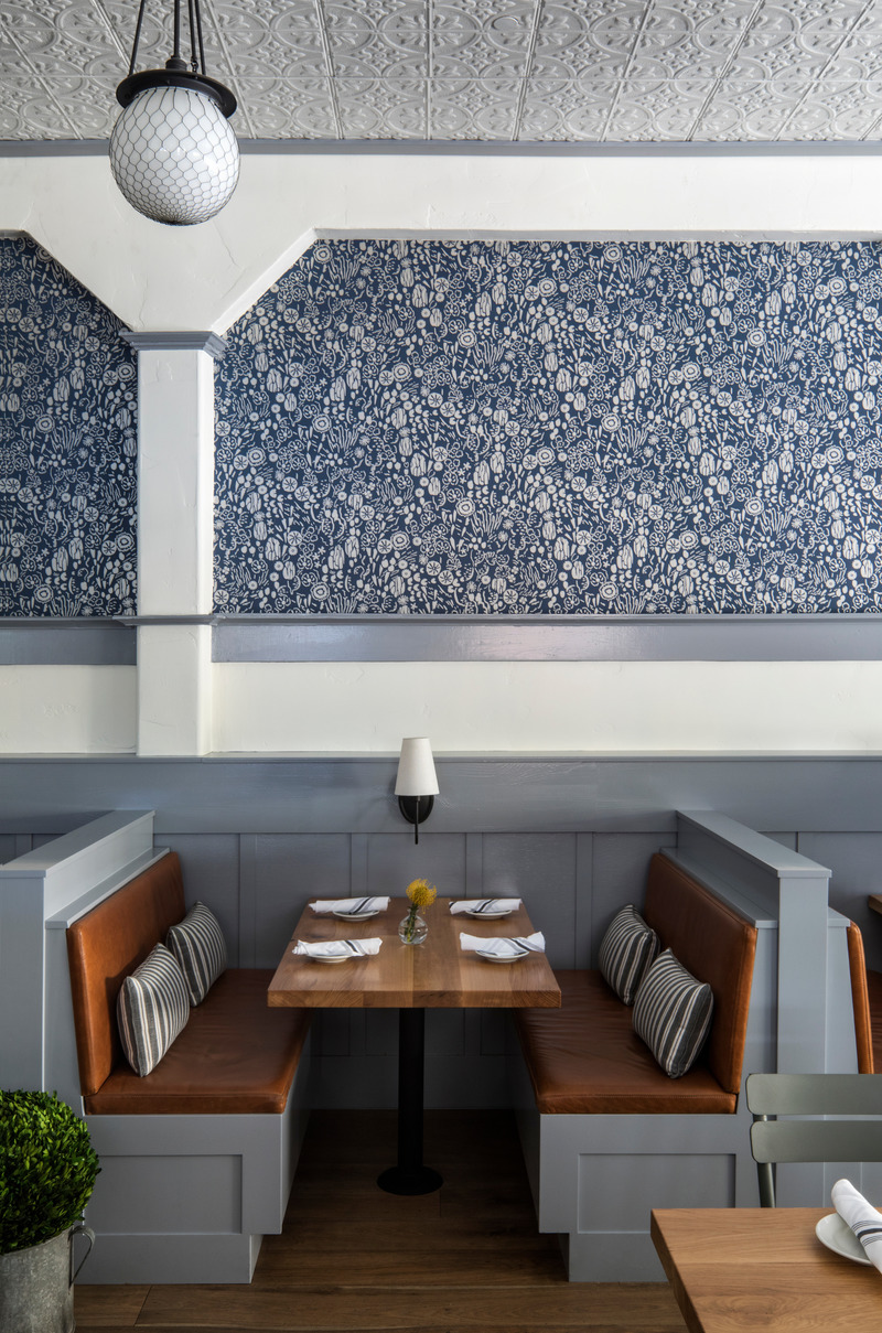 Dossier de presse | 2757-24 - Communiqué de presse | Napa-Based Hawkins Interiors Makes Its Mark on the California Wine Country With Recent Hospitality Works - Hawkins Interiors - Design d’intérieur commercial - Calistoga Restaurant &amp; Brewery: Hawkins Interiors’ design brings together welcoming booths, comfortable pillows, and intimate lighting to create memorable meals. - Crédit photo : Photography by Tubay Yabut