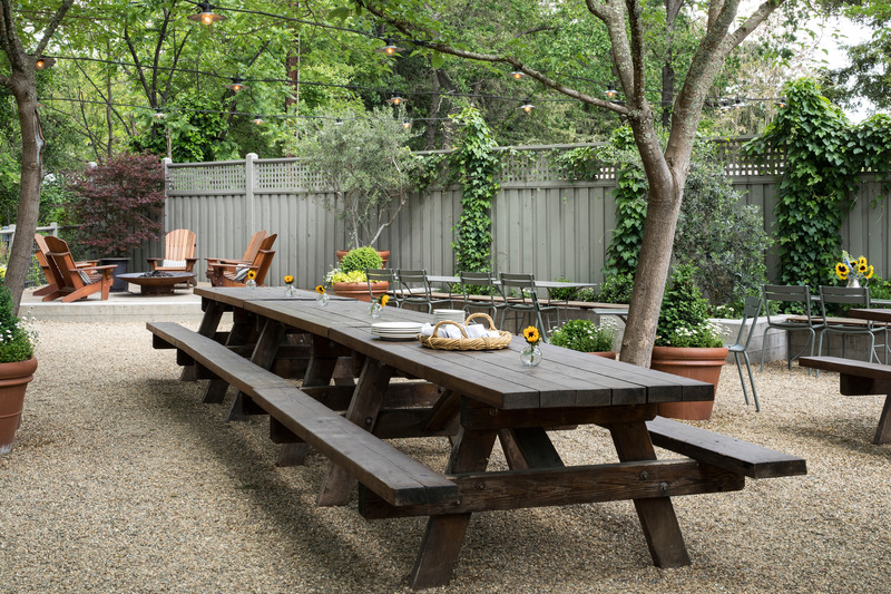 Dossier de presse | 2757-24 - Communiqué de presse | Napa-Based Hawkins Interiors Makes Its Mark on the California Wine Country With Recent Hospitality Works - Hawkins Interiors - Design d’intérieur commercial - Calistoga Restaurant &amp; Brewery: To solve the puzzle of creating seating areas that everyone will enjoy, Hawkins Interiors, working with Ann Baker Landscape Architecture, designed an outdoor room with various configurations, from a communal picnic-style table to cozy loungers by the fire. The relaxed space abuts the Napa River. - Crédit photo : Photography by Tubay Yabut