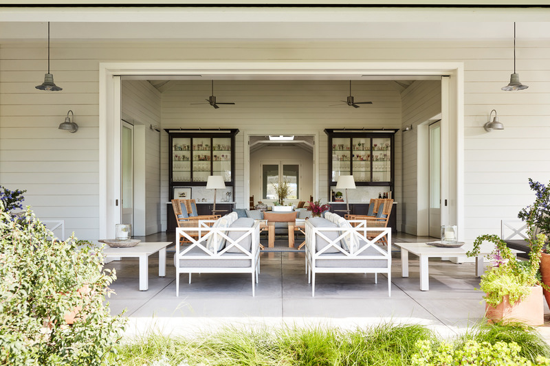 Dossier de presse | 2757-24 - Communiqué de presse | Napa-Based Hawkins Interiors Makes Its Mark on the California Wine Country With Recent Hospitality Works - Hawkins Interiors - Design d’intérieur commercial - Larkmead Winery: Designed by Backen Gillam Architects, Hawkins Interiors refreshed the décor and worked with landscape architect Ann Baker and artist Kate Baker to extend the living room’s cozy vibe onto the patio. A selection of plantings and potted plants softly surrounds the concrete floors, while the subdued color palette draws the eye back. - Crédit photo : Photography by John Merkl