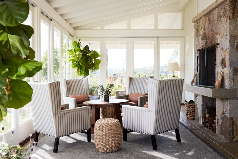 Dossier de presse | 2757-24 - Communiqué de presse | Napa-Based Hawkins Interiors Makes Its Mark on the California Wine Country With Recent Hospitality Works - Hawkins Interiors - Design d’intérieur commercial - Larkmead Winery: The estate consists of several different tasting rooms, each with its own special element, like the room above which features pieces by Stark Carpet and Palecek Throughout the winery tasting room, guests can easily meander between indoor and outdoor spaces due to seamless design and finishes that brings the outdoors in. - Crédit photo : Photography by John Merkl