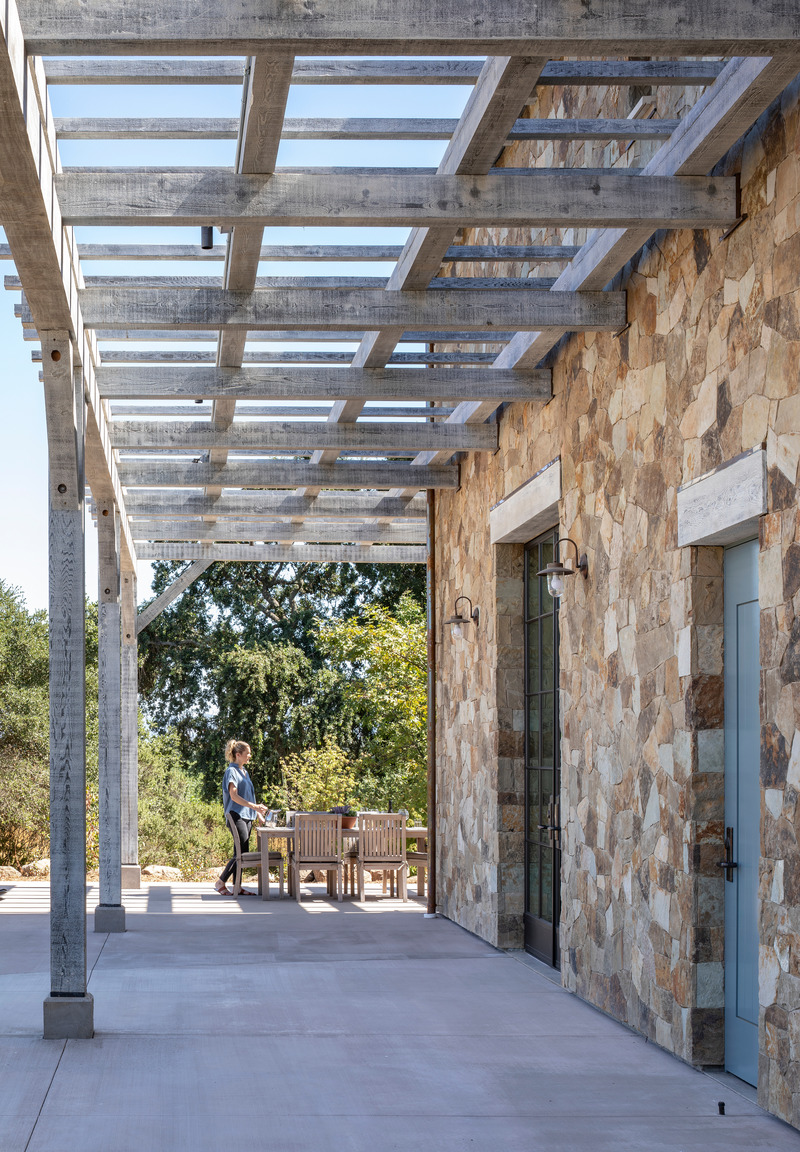 Dossier de presse | 2757-24 - Communiqué de presse | Napa-Based Hawkins Interiors Makes Its Mark on the California Wine Country With Recent Hospitality Works - Hawkins Interiors - Design d’intérieur commercial -  Mira Winery &amp; Hospitality House: On the patio, the team crafted a space that has rich and natural textures that seamlessly flow in tandem with the surrounding Northern California terrain. - Crédit photo : Photography by Tubay Yabut