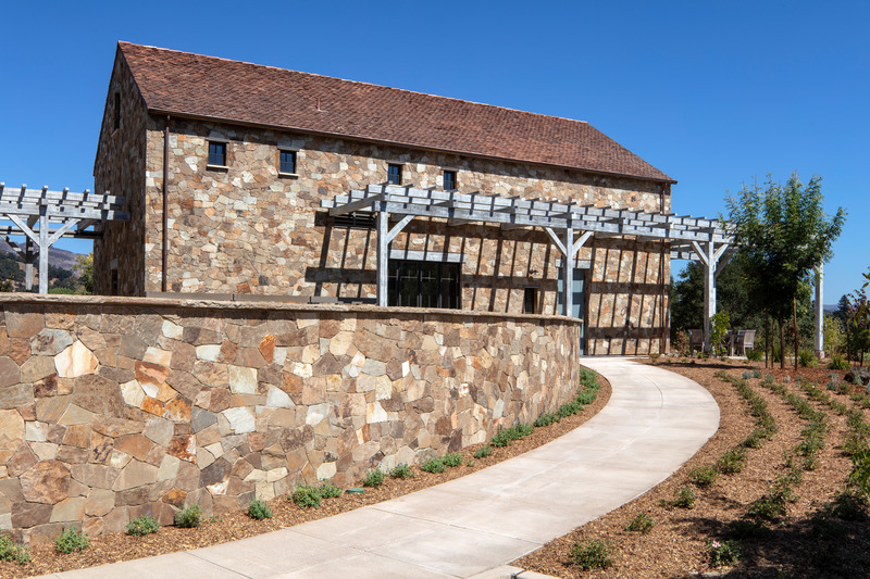 Dossier de presse | 2757-24 - Communiqué de presse | Napa-Based Hawkins Interiors Makes Its Mark on the California Wine Country With Recent Hospitality Works - Hawkins Interiors - Design d’intérieur commercial - Mira Winery &amp; Hospitality House:  The exterior is well-balanced with natural and organic plantings by collaborator, Stephanie McAllister of Landscape Architecture, who designed the landscape with native plantings. - Crédit photo : Photography by Tubay Yabut