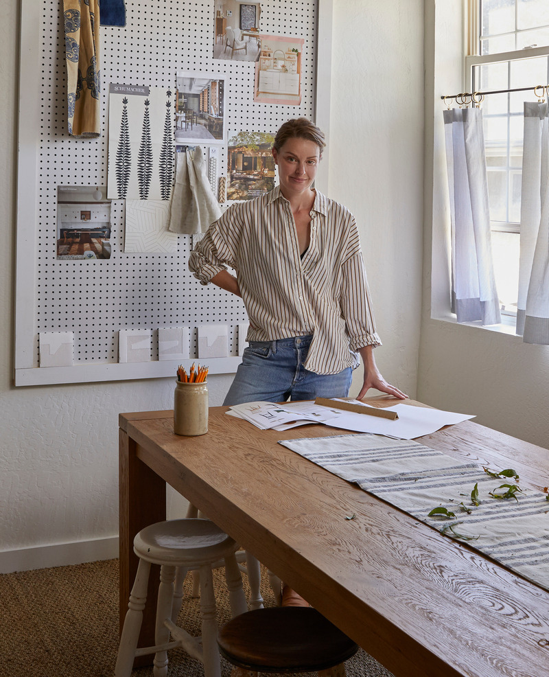 Dossier de presse | 2757-24 - Communiqué de presse | Napa-Based Hawkins Interiors Makes Its Mark on the California Wine Country With Recent Hospitality Works - Hawkins Interiors - Design d’intérieur commercial - Founder of Hawkins Interiors, Julie Hawkins, inside her Napa, California studio. - Crédit photo : Photography by George Baberis 