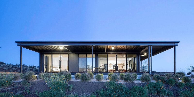 Dossier de presse | 2949-09 - Communiqué de presse | 'POWER' 2021 Design Award Winners Announcement - San Francisco Design Week - Évènement + Exposition - Above: Architecture Honorable Mention, 'Santa Ynez Connect 4' residence exterior at twilight, Santa Ynez CA, by Connect Homes. - Crédit photo : Photo Credit: Courtesy of Connect Homes.