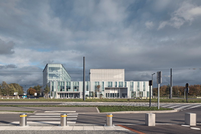 Press kit | 2845-02 - Press release | Institut des Mobilités et Transports Durables (IMTD) & Institut International du Management (IIM) - Université Polytechnique des Hauts-de-France (UPHF) - Coldefy - Institutional Architecture - Main facade of the institutes overlooking the demonstration tracks of the exhibitions forum - Photo credit: Epaillard Machado