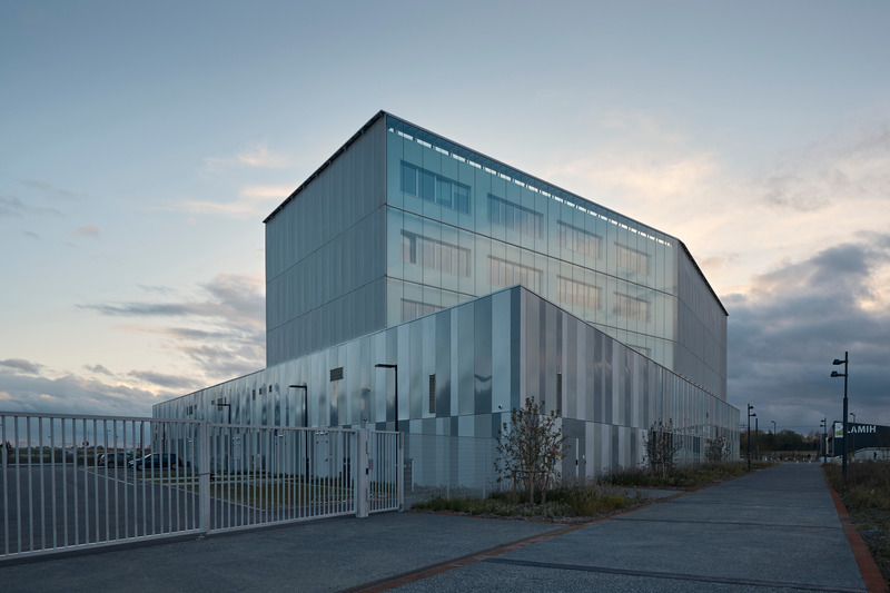 Press kit | 2845-02 - Press release | Institut des Mobilités et Transports Durables (IMTD) & Institut International du Management (IIM) - Université Polytechnique des Hauts-de-France (UPHF) - Coldefy - Institutional Architecture - North-east view of the building, showing all of the facade materials. - Photo credit: Epaillard Machado