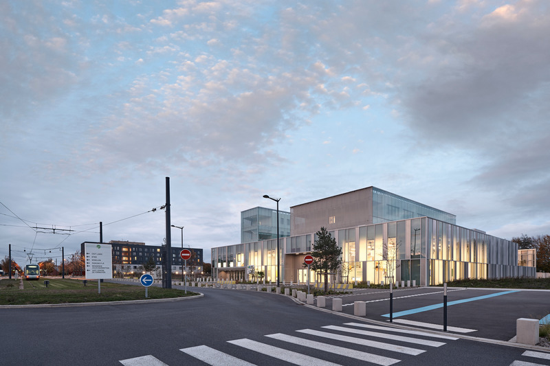 Press kit | 2845-02 - Press release | Institut des Mobilités et Transports Durables (IMTD) & Institut International du Management (IIM) - Université Polytechnique des Hauts-de-France (UPHF) - Coldefy - Institutional Architecture - The IIM and IMTD, served by a tramway station, are directly linked to the city center and to the train station of Valenciennes. - Photo credit: Epaillard Machado