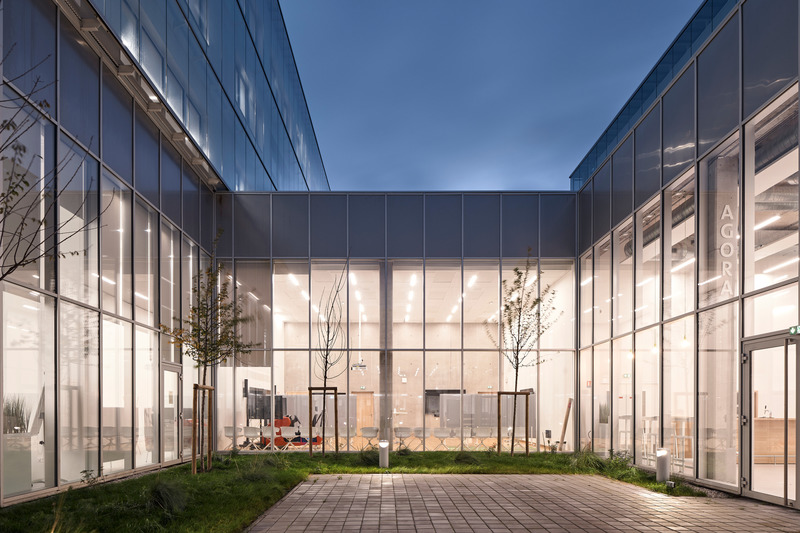 Press kit | 2845-02 - Press release | Institut des Mobilités et Transports Durables (IMTD) & Institut International du Management (IIM) - Université Polytechnique des Hauts-de-France (UPHF) - Coldefy - Institutional Architecture - Central patio and terrace of the Agora restaurant.   - Photo credit: Epaillard Machado