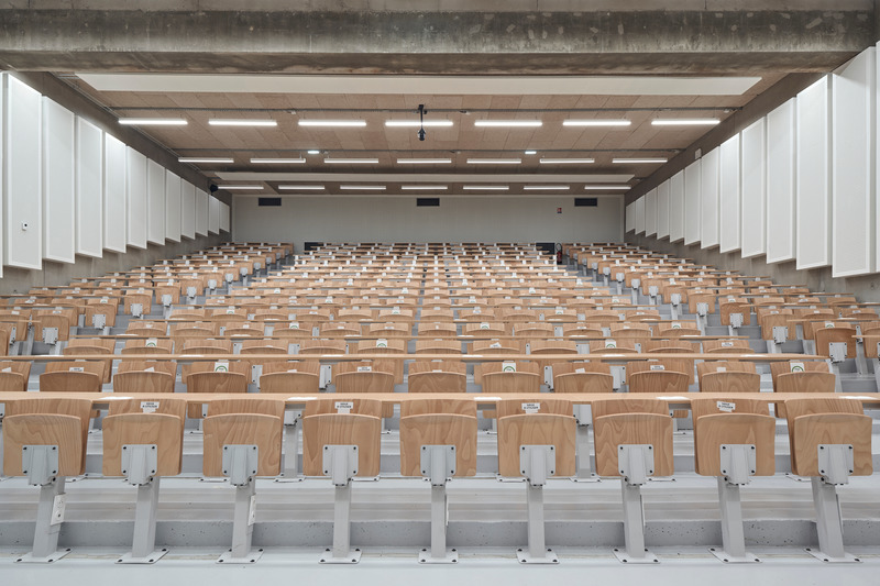 Press kit | 2845-02 - Press release | Institut des Mobilités et Transports Durables (IMTD) & Institut International du Management (IIM) - Université Polytechnique des Hauts-de-France (UPHF) - Coldefy - Institutional Architecture - The amphitheater with a capacitéy of 300 seats - Photo credit: Epaillard Machado