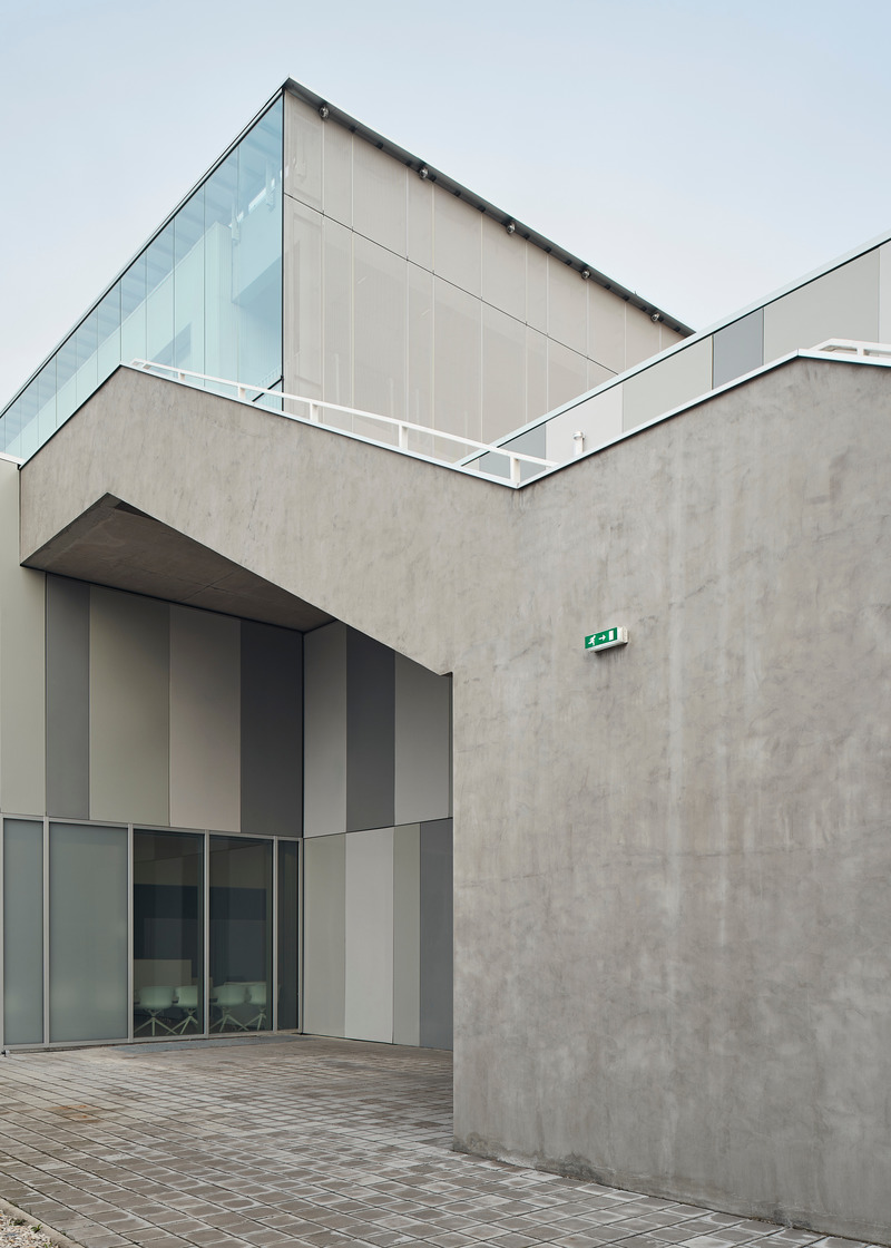 Press kit | 2845-02 - Press release | Institut des Mobilités et Transports Durables (IMTD) & Institut International du Management (IIM) - Université Polytechnique des Hauts-de-France (UPHF) - Coldefy - Institutional Architecture - Patio which integrates the communication staircase with the R + 1 terrace. It is connected to the exhibition forum and the auditorium when the retractable grandstand is closed, this creates a crossing space between them. - Photo credit: Epaillard Machado