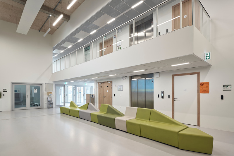 Press kit | 2845-02 - Press release | Institut des Mobilités et Transports Durables (IMTD) & Institut International du Management (IIM) - Université Polytechnique des Hauts-de-France (UPHF) - Coldefy - Institutional Architecture - Entrance hall dedicated to the students. Upstairs, passageway leading to the mezzanine where the IMTD administration offices are located. - Photo credit: Epaillard Machado