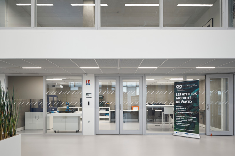 Press kit | 2845-02 - Press release | Institut des Mobilités et Transports Durables (IMTD) & Institut International du Management (IIM) - Université Polytechnique des Hauts-de-France (UPHF) - Coldefy - Institutional Architecture - Below the VIP area, the factory or Fablab, fully equipped, which accommodates students, researchers, manufacturers, start-ups and supports project leaders in carrying out the first models or simulations. - Photo credit: Epaillard Machado