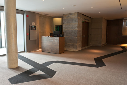 Dossier de presse | 683-08 - Communiqué de presse | Couper Croiser réinvente le tapis commercial - Couper Croiser - Produit - Musée des Beaux-Arts de Montréal (MBAM) - Crédit photo : Patrick Palmer