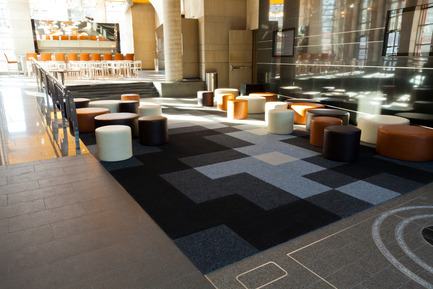 Dossier de presse | 683-08 - Communiqué de presse | Couper Croiser réinvente le tapis commercial - Couper Croiser - Produit - Cinéma Ex-Centris - Crédit photo : Patrick Palmer
