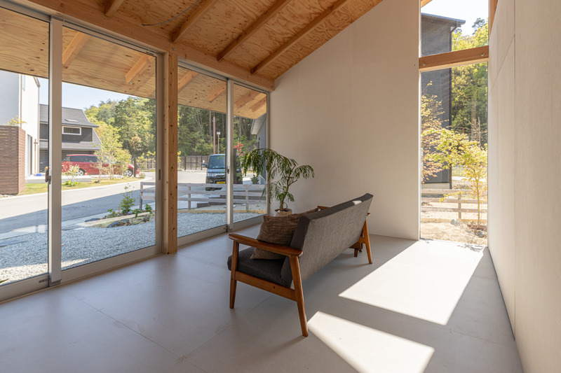 Dossier de presse | 5644-01 - Communiqué de presse | Résidence de Minohshinmachi - Yasuyuki Kitamura - Architecture résidentielle - Chambre ouverte avec vue sur l'extérieur - Crédit photo : Masashige Akeda