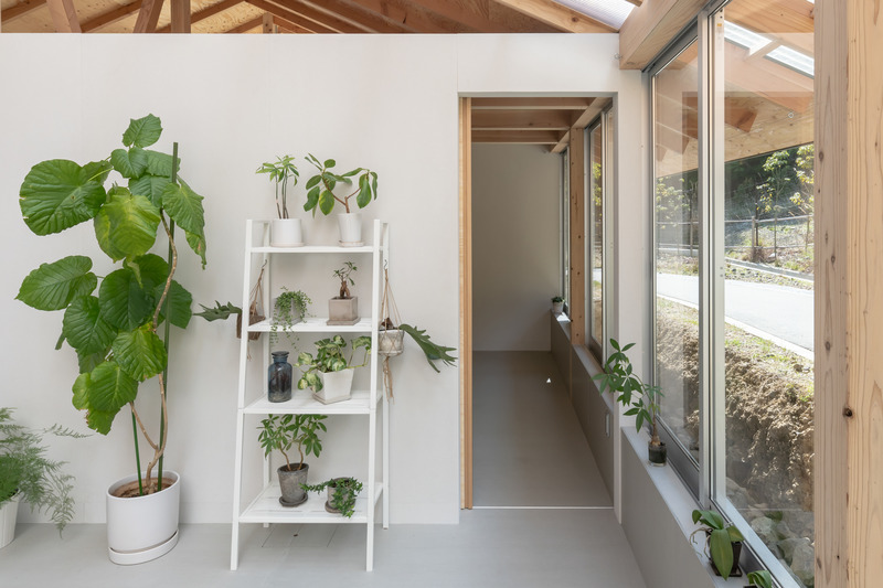 Dossier de presse | 5644-01 - Communiqué de presse | Résidence de Minohshinmachi - Yasuyuki Kitamura - Architecture résidentielle - Une fenêtre continue menant à la chambre à coucher - Crédit photo : Masashige Akeda