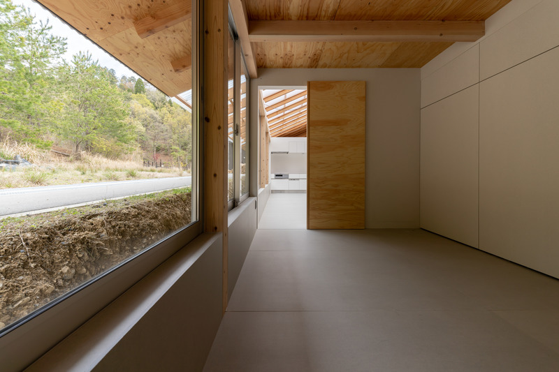 Dossier de presse | 5644-01 - Communiqué de presse | Résidence de Minohshinmachi - Yasuyuki Kitamura - Architecture résidentielle - Chambre à coucher avec vue sur le paysage vert à l'extérieur - Crédit photo : Masashige Akeda