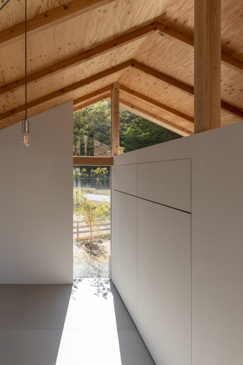 Dossier de presse | 5644-01 - Communiqué de presse | Résidence de Minohshinmachi - Yasuyuki Kitamura - Architecture résidentielle -  Une fenêtre sans rebord pour faire entrer le paysage vert à l'intérieur - Crédit photo : Masashige Akeda