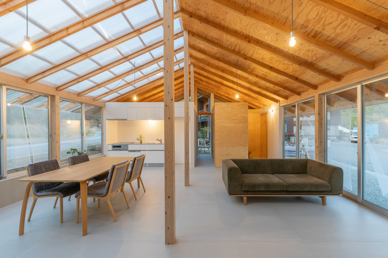 Dossier de presse | 5644-01 - Communiqué de presse | Résidence de Minohshinmachi - Yasuyuki Kitamura - Architecture résidentielle -  Les suspensions créées par la rotation de l'aluminium illuminent doucement une pièce le soir<br style="">   - Crédit photo : Masashige Akeda