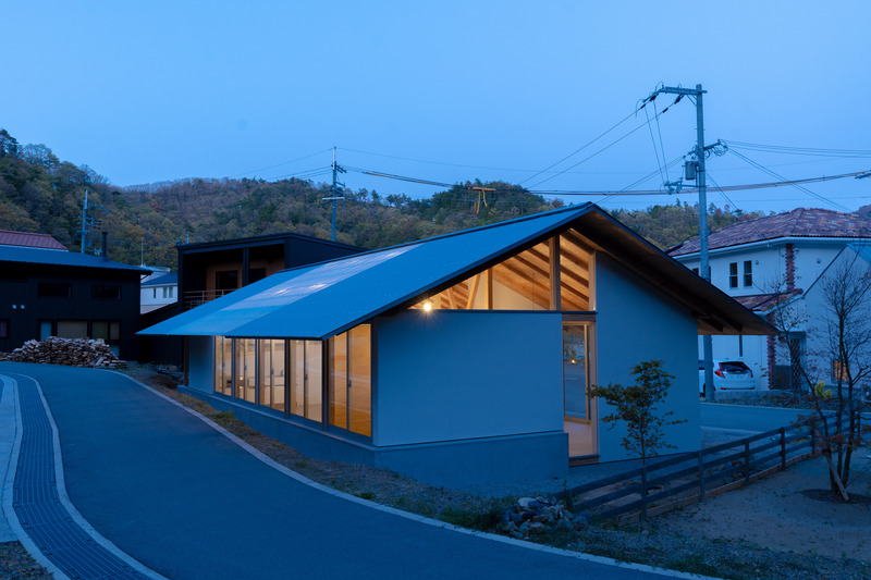 Dossier de presse | 5644-01 - Communiqué de presse | Résidence de Minohshinmachi - Yasuyuki Kitamura - Architecture résidentielle -  Avant-toit profond et toit lumineux la nuit  - Crédit photo : Masashige Akeda