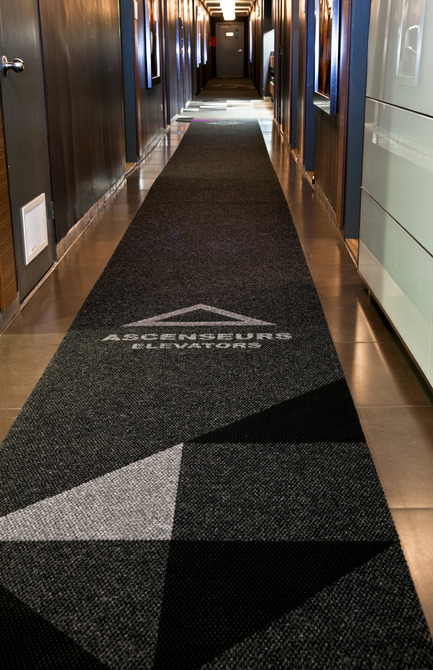 Dossier de presse | 683-08 - Communiqué de presse | Couper Croiser réinvente le tapis commercial - Couper Croiser - Produit - Club Sommet  - Crédit photo : Patrick Palmer