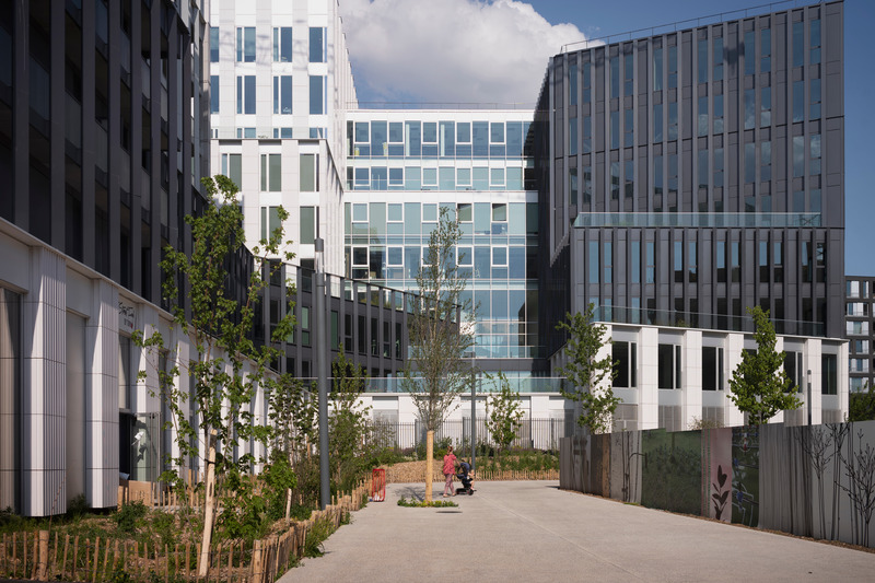 Press kit | 2845-03 - Press release | Partenord Habitat Plot - Coldefy - Institutional Architecture -   View from the garden on the heart of the plot showing apartments on the left, the offices in the center and on the right   - Photo credit:  Julien Lanoo 