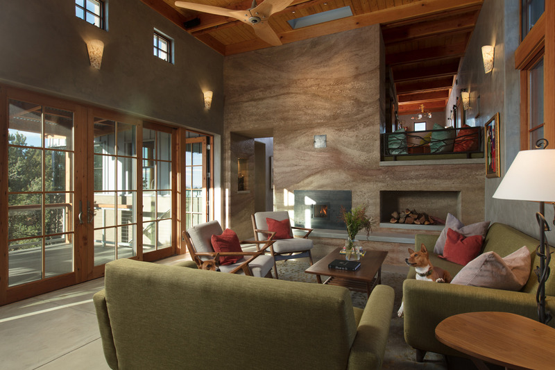 Dossier de presse | 5631-01 - Communiqué de presse | Shelter:  Home Tours 2021 Explores Designs for Everyone via Livestream - American Institute of Architects East Bay Chapter (AIA EB) - Évènement + Exposition - Canyon Road Bridge House, New Mexico (Arkin Tilt) - Crédit photo : Kate Russell