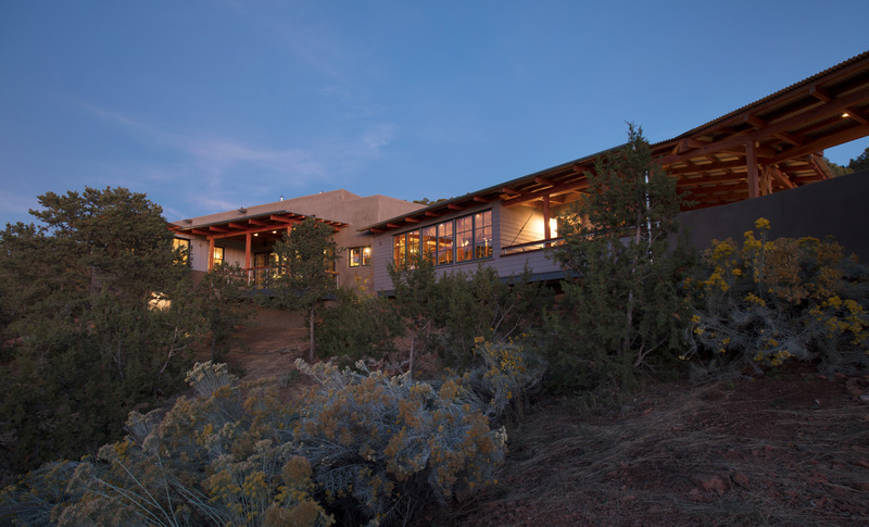 Dossier de presse | 5631-01 - Communiqué de presse | Shelter:  Home Tours 2021 Explores Designs for Everyone via Livestream - American Institute of Architects East Bay Chapter (AIA EB) - Évènement + Exposition - Canyon Road Bridge House, New Mexico (Arkin Tilt) - Crédit photo : Kate Russell